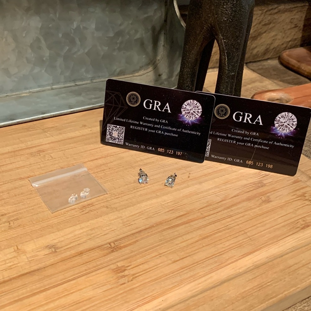 💎NEW! 2 CTW Moissanite Stud Earrings set in 925 sterling silver